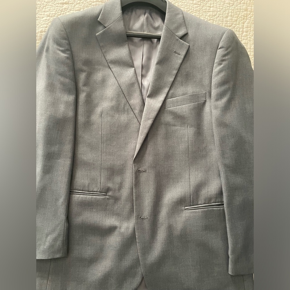 Men’s gray suit in excellent condition.